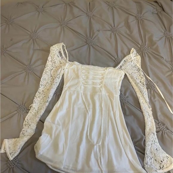 Elegant White Lace Sleeve Dress - Picture 5 of 6